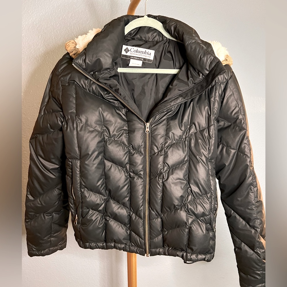 Columbia down black puffer with detachable faux fur trimmed hood. XL